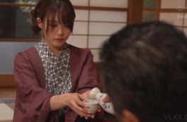 Minami Aizawa uống phải rượu có thuốc kích dục